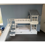 Individuelles Hausbett als Etagenbett mit Treppe, Fenster und Rutsche